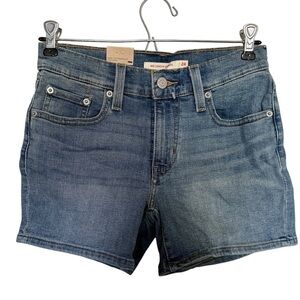 NWT Levi’s Mid Length Shorts